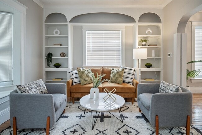 Foto del edificio - 4 Bedroom 2 Full Bath House | Front Porch ...