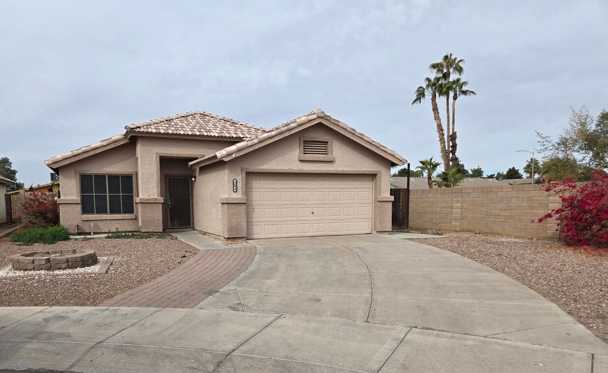 Foto principal - 3 bed 2 bath in Goodyear! No HOA