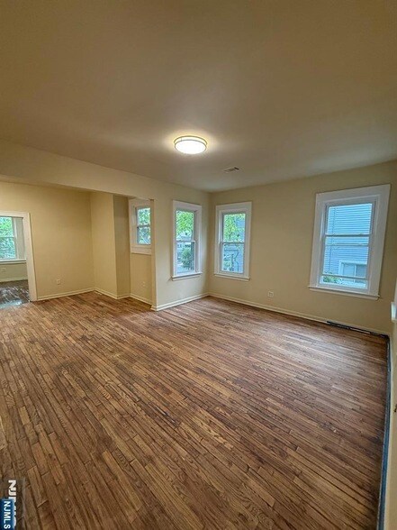 Foto del edificio - 149-151 Scheerer Avenue Unit 2