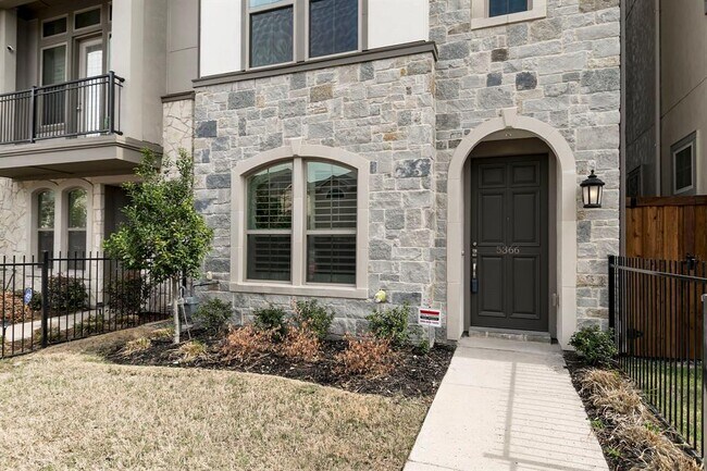 Foto del edificio - 5366 Bowser Ave