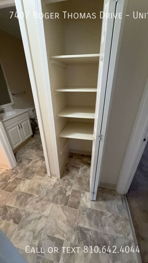 Foto del edificio - 7407 Roger Thomas Dr