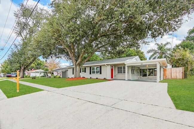 Building Photo - 211 Palm Ave