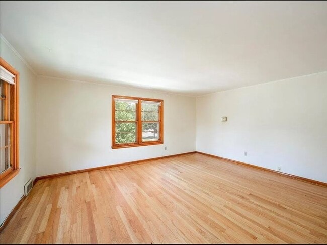 Living Room - 432 Oak St