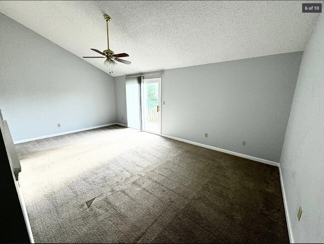 Living room - Quaker Estates