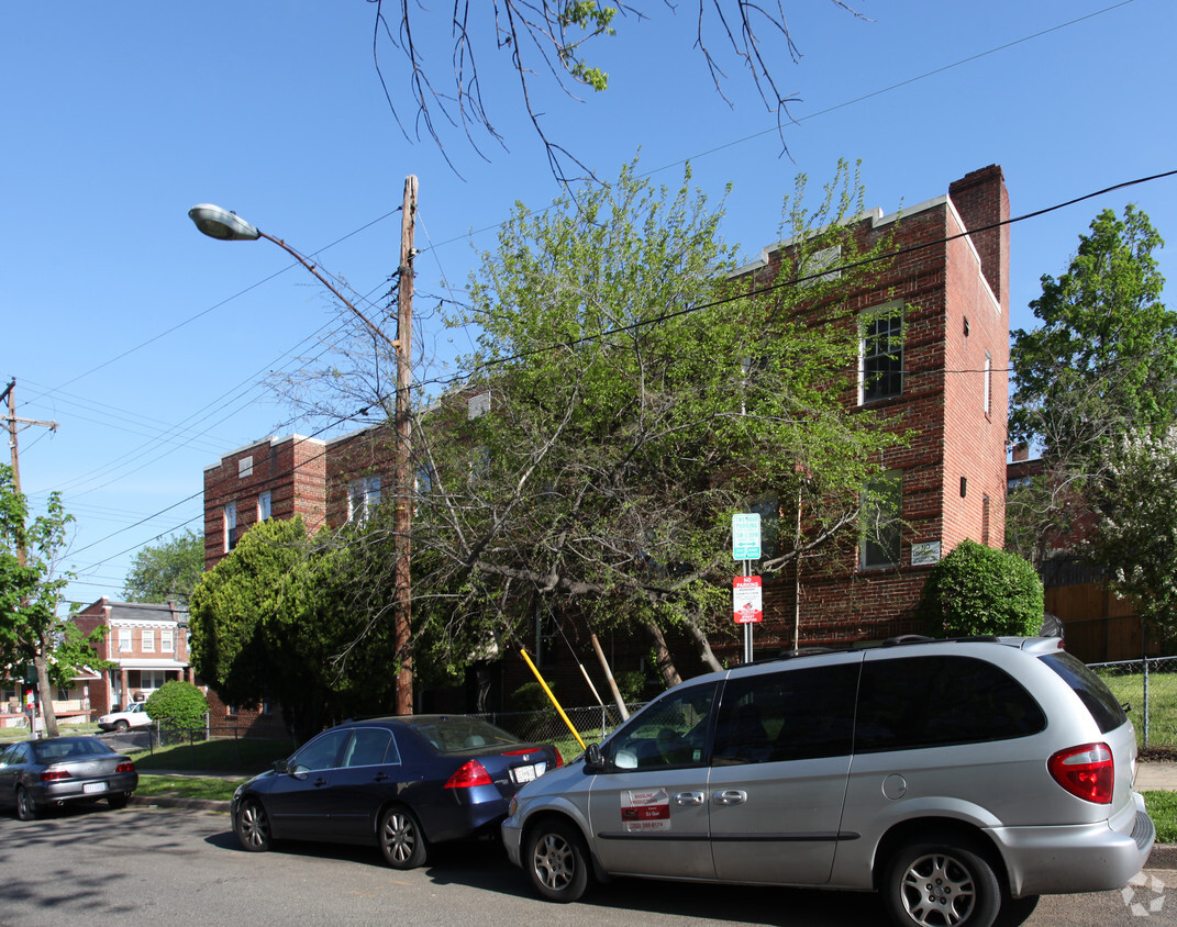 Building Photo - 400 Douglas St NE
