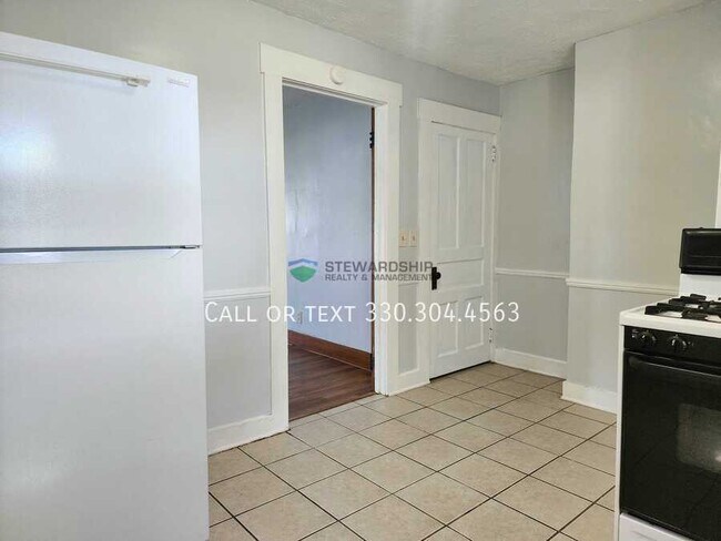 Building Photo - 461 Elson St
