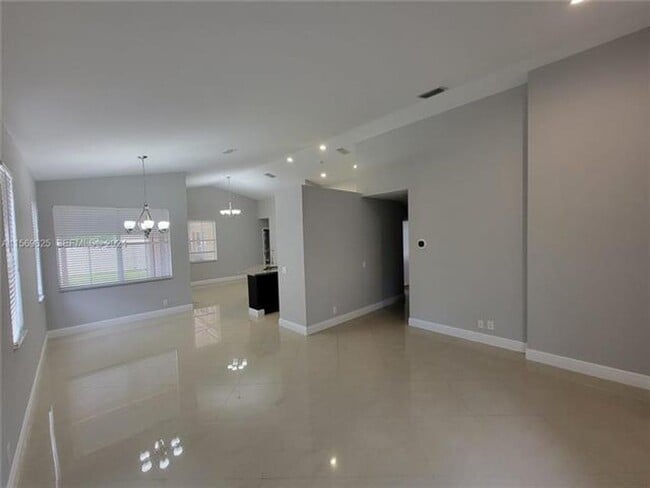 Foto del edificio - 928 Falling Water Rd