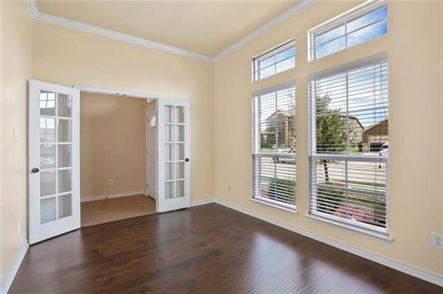 Foto del edificio - 15004 Waters Dr