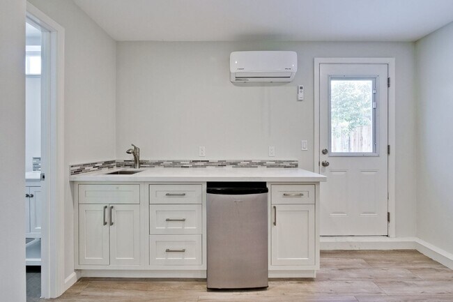 Foto del edificio - Amazing Studio Unit of a Triplex / Minutes from Apple