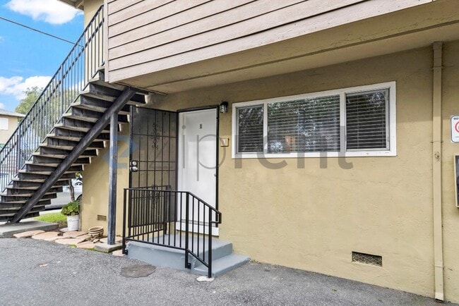 Building Photo - 1371 Vía Dondera