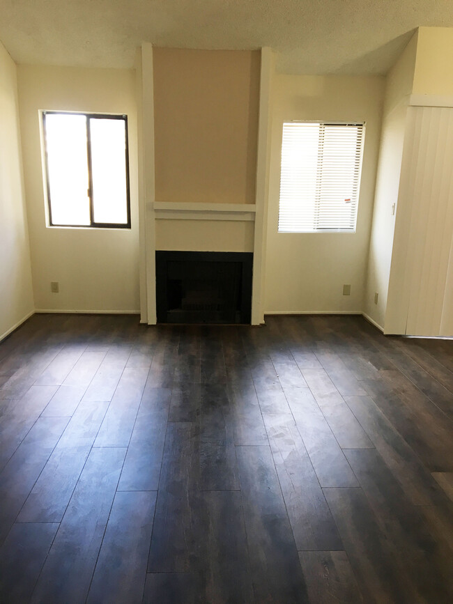 Building Photo - 10700 Woodley Ave
