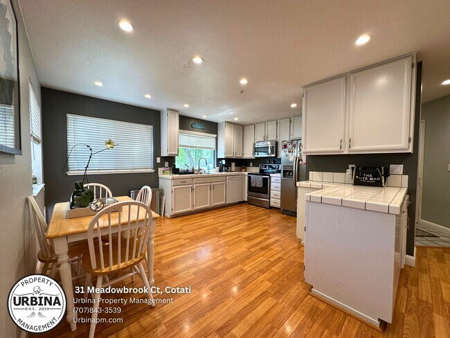 Foto del edificio - Bright and Spacious 3 Bedroom Townhome in ...