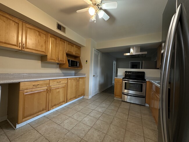 Building Photo - 460 Woodlake Rd