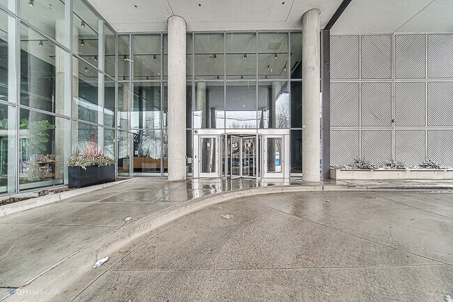 Building Photo - 860 W Blackhawk St