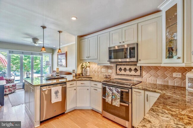 Foto del edificio - Experience elevated living in this beautifully renovated townhome nestled within the highly sough...