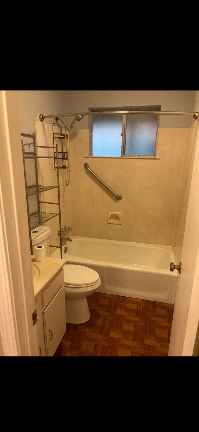 Full size bathroom with shower and tub. - 1541 Live Oak St