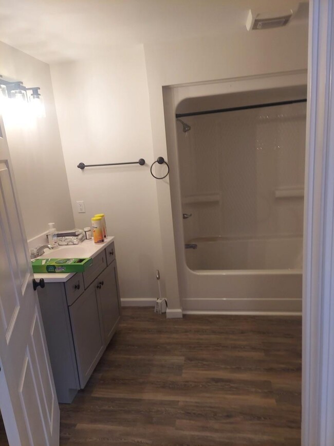 main bath - 1307 Elm St