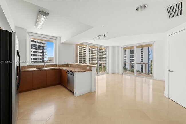 Building Photo - 10 Venetian Way