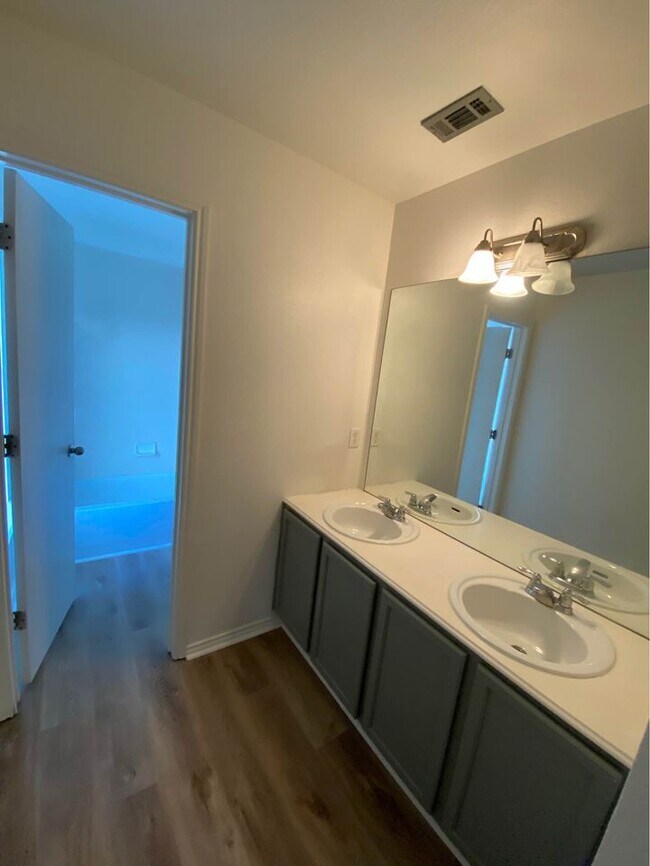 Foto del edificio - 4529 Blue Jay Ln
