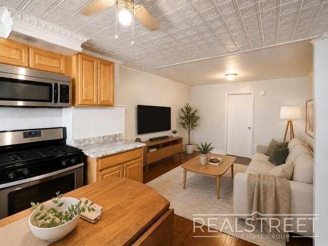 Building Photo - Huge Floor-Through 1 Bedroom with Private Backyard