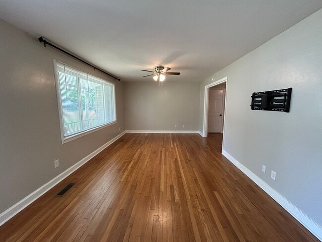 Building Photo - Charming Home with 3 Beds, 1.5 Baths, 1 Ca...