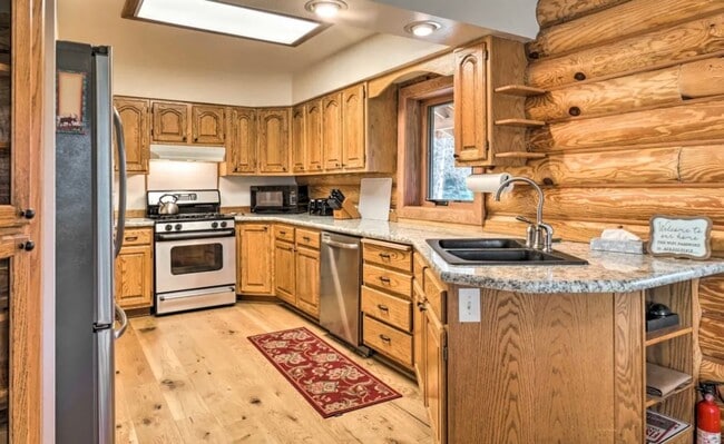 Building Photo - SEASONAL 4bd 2ba log home