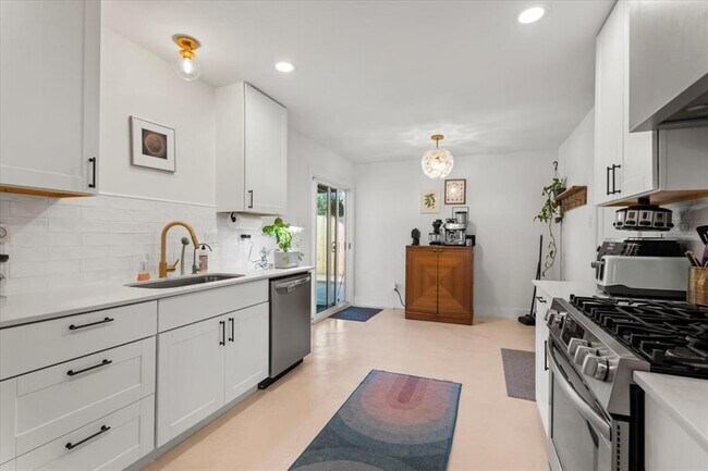 Building Photo - 3207 Oak Alley