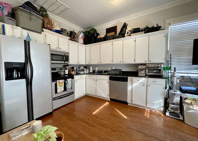 Photo - Available 7/20. Great 1BR/1BA Available in Downtown Charleston! House