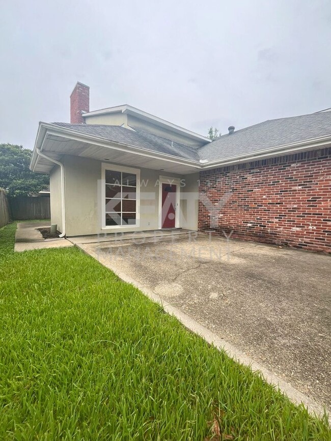 Building Photo - Extremely Spacious Townhouse Available in ...