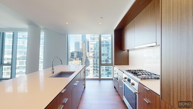 Building Photo - 635 W 59th St