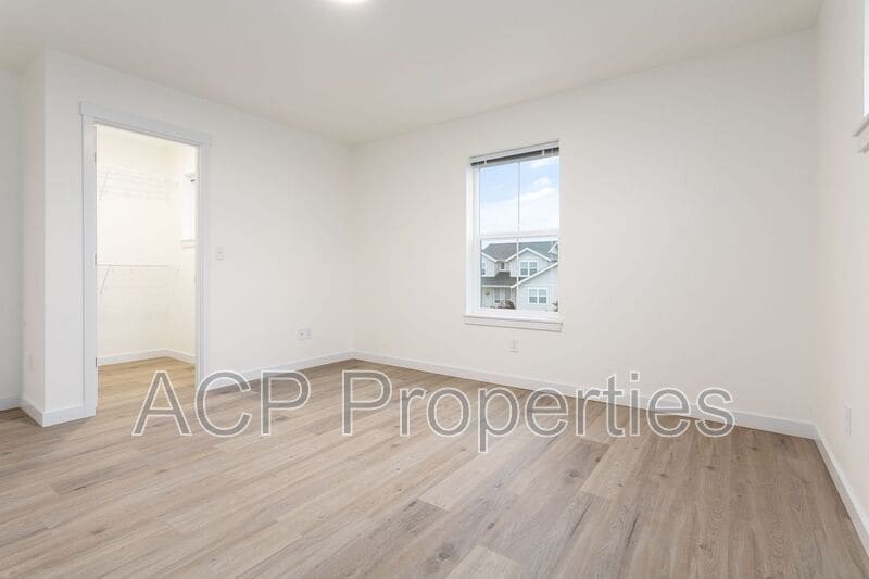 Primary Photo - 2286 Brome St