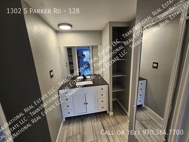 Foto del edificio - 1302 S Parker Rd