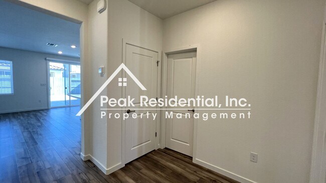 Foto del edificio - Beautiful New 4bd/3ba Roseville Home with ...