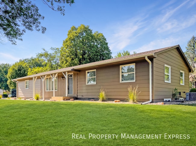 Building Photo - Beautiful 5 Bed 3 Bathroom Home w/ 2-Stall Garage