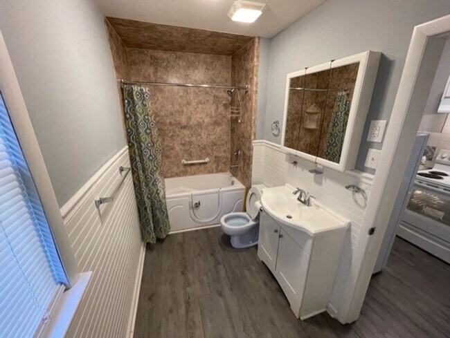 Foto del edificio - Adorable 2 bd 1 ba home . Located in Besse...