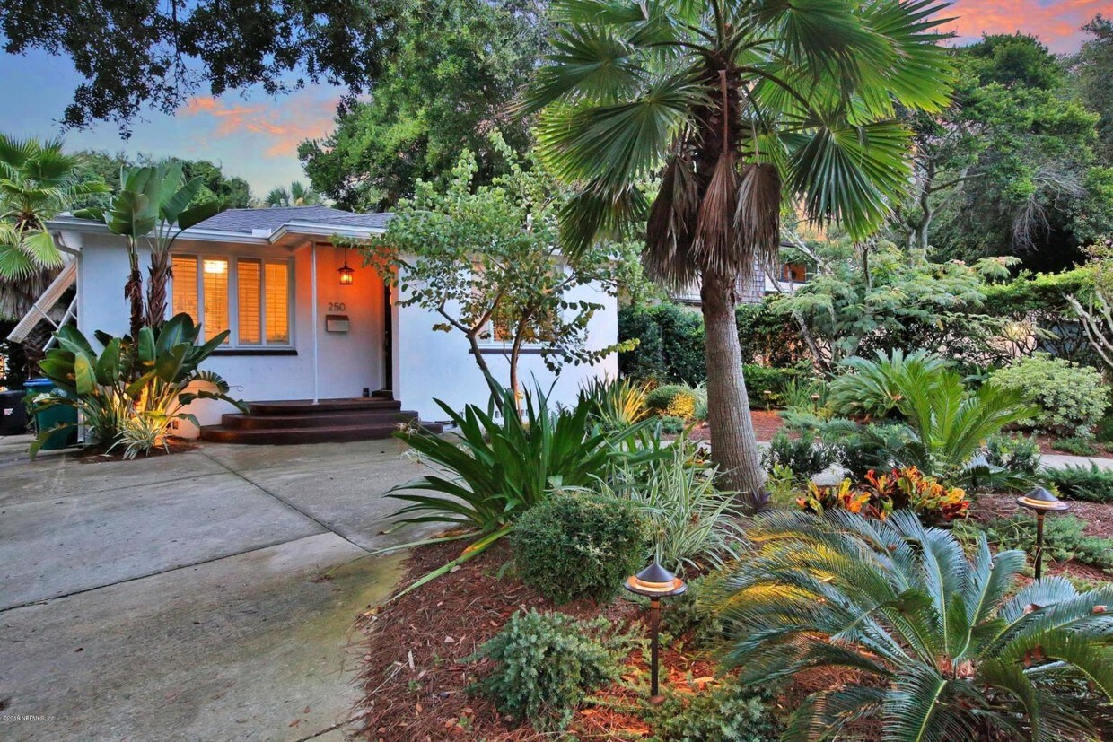 Primary Photo - 250 Lora St