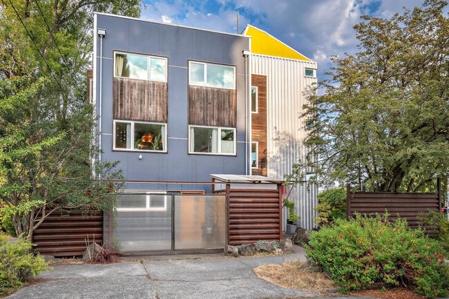 Building Photo - 907 N 47th St
