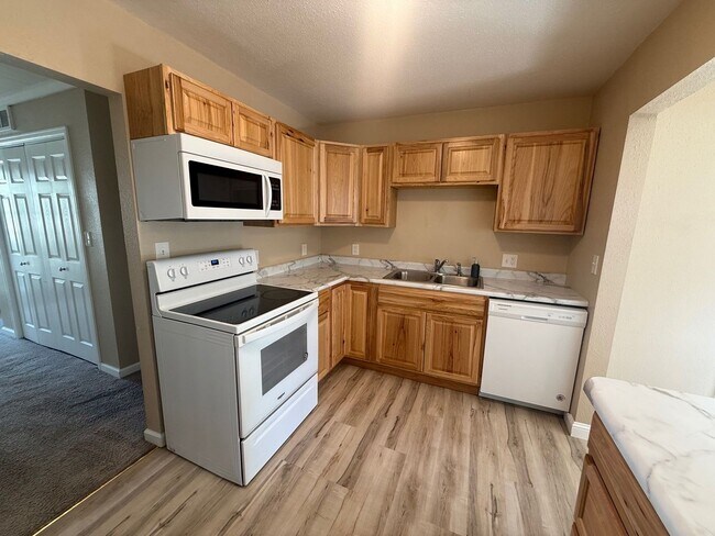 Foto del edificio - One level 3 bedroom, 2 bath with Garage