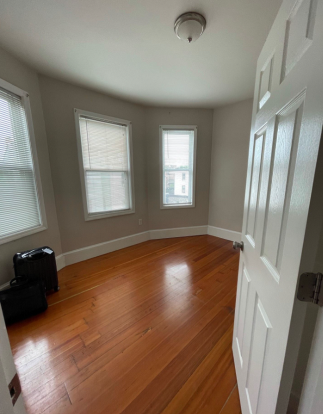 Foto del edificio - Beautiful 4 Bed Unit Right In East Boston