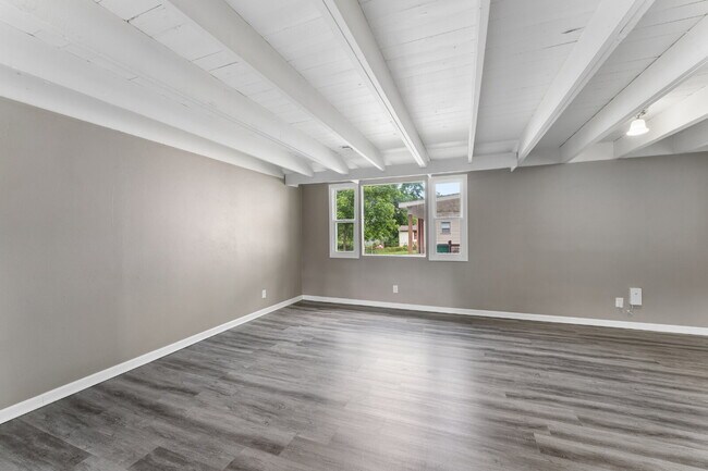 Building Photo - Charming Mid-Century Ranch Home Available Now!  1st Month's Rent is FREE!*