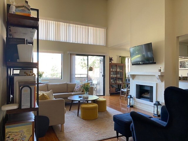 Foto del edificio - 2143 Montrose Ave