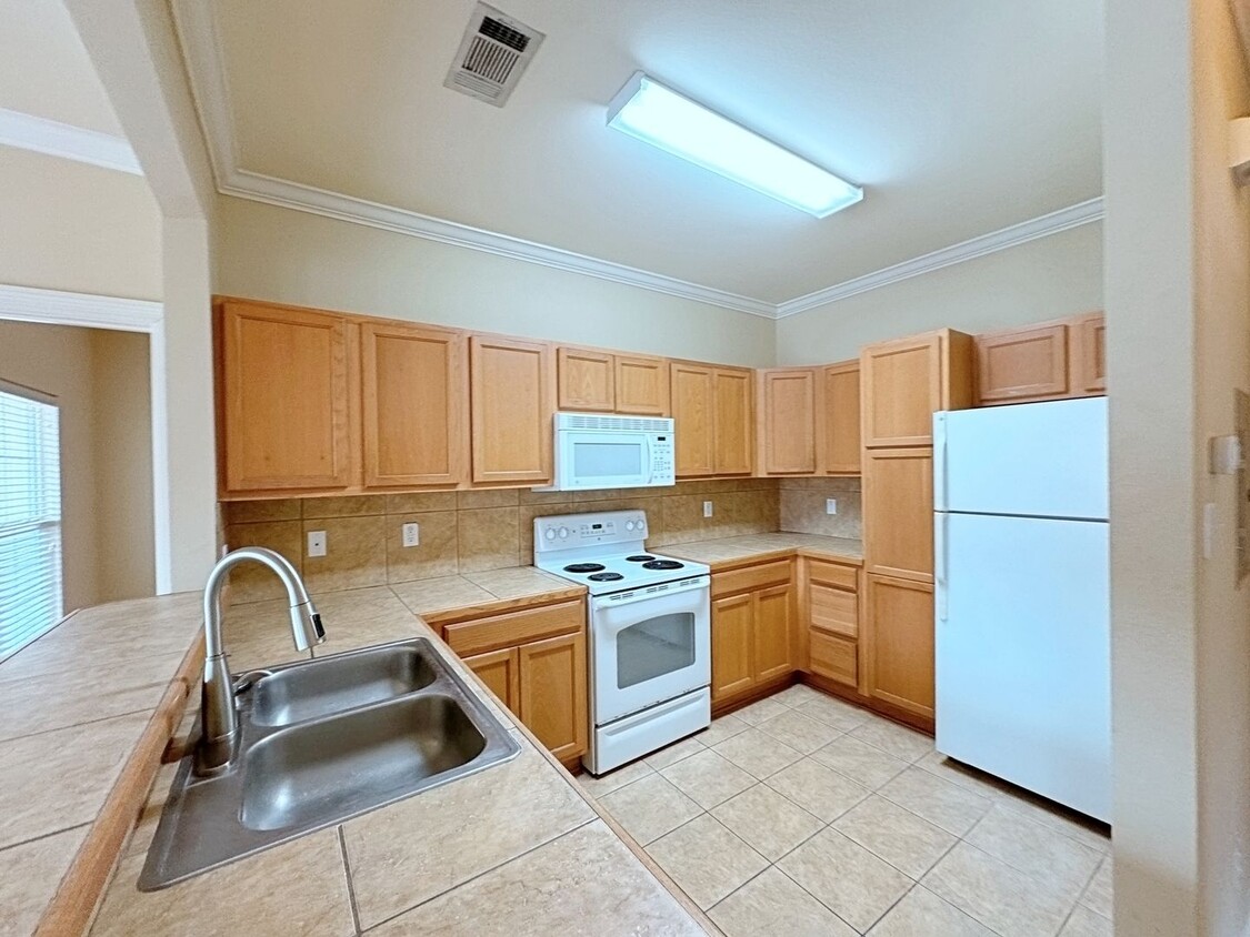 Foto principal - 3 Bedroom Condo in a Gated Community Near LSU