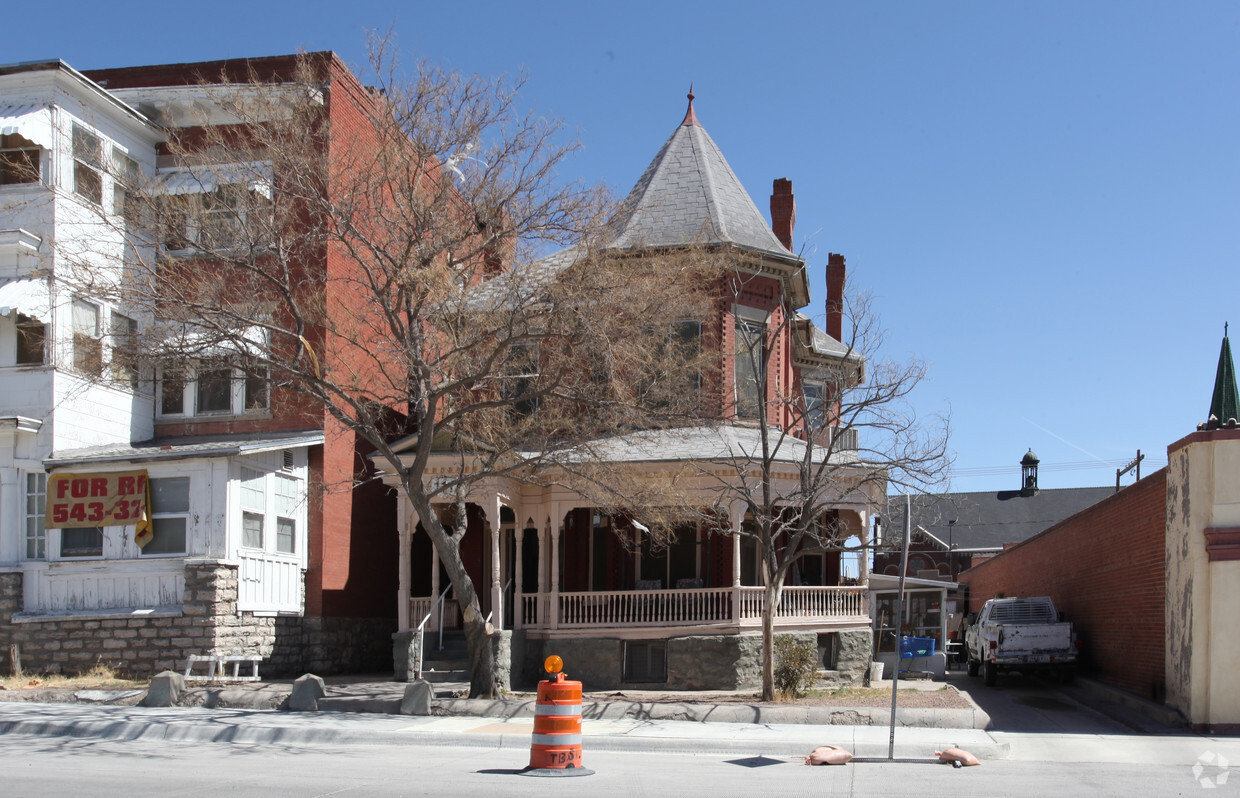 Primary Photo - 1112 N Oregon St