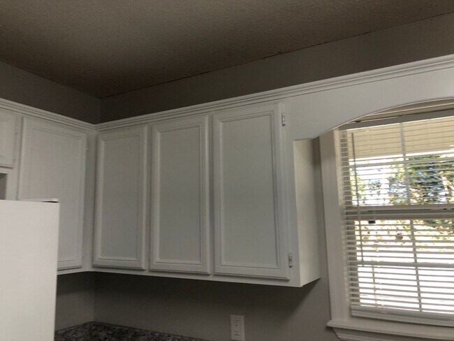Building Photo - Charming 3-Bedroom Home with Private Fence...