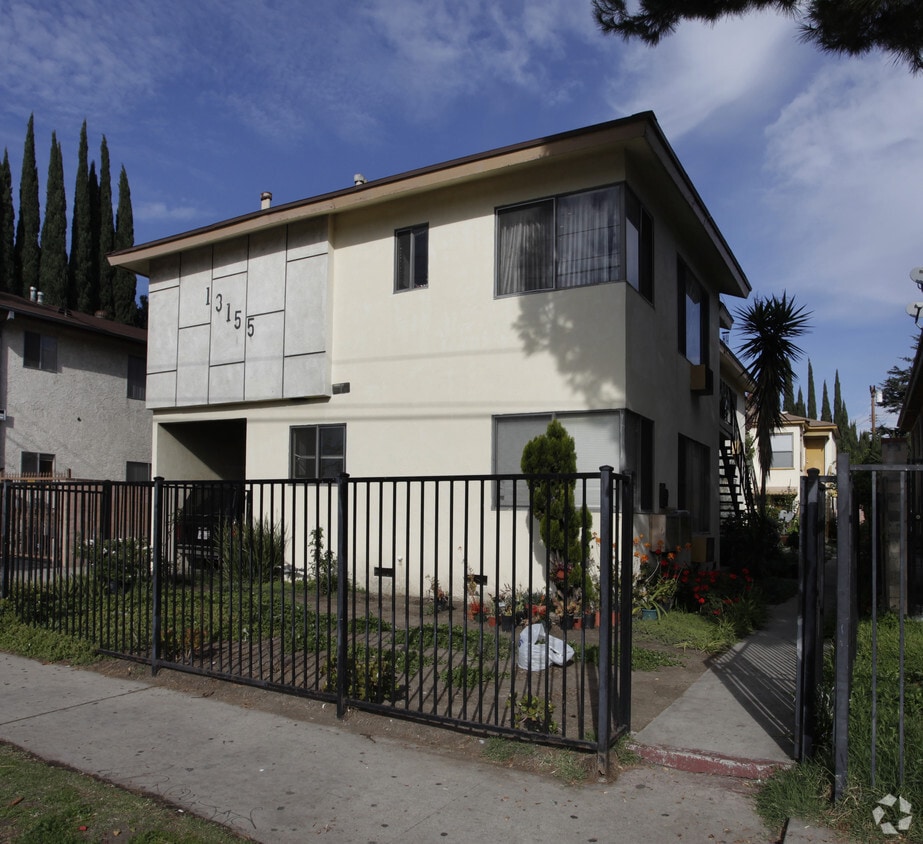 Building Photo - 13155 Vanowen St