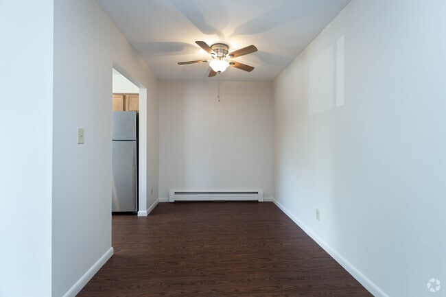 2BR , 2BA - 1051 SF - Brentwood Village Apartments