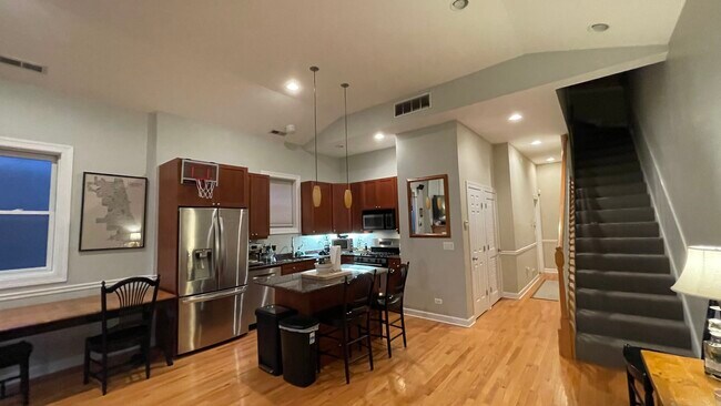Kitchen - 910 N Wolcott Ave