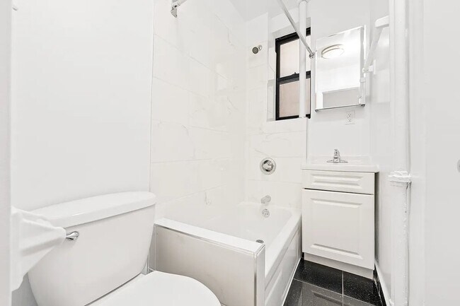 Foto del edificio - 235 W 12th St