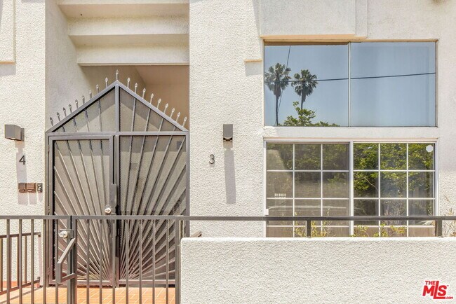 Foto del edificio - 801 N Martel Ave