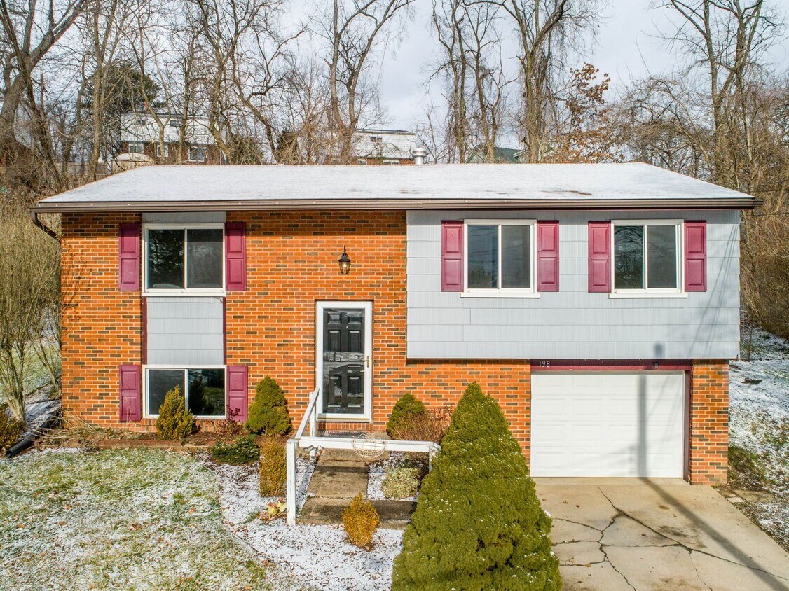 Primary Photo - AVAILABLE OCT 1ST!! BEAUTIFUL 4 BEDROOM IN...